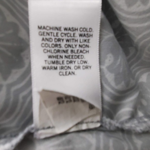 Banana Republic Sleeveless White/Silver Button Up Blouse w/Ruffles and Tie PXS - Picture 7 of 7